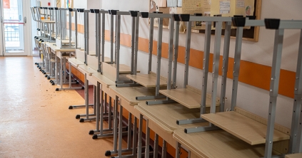 Raktárt bérelnek a régi iskolai bútorok tárolására Csíkszeredában